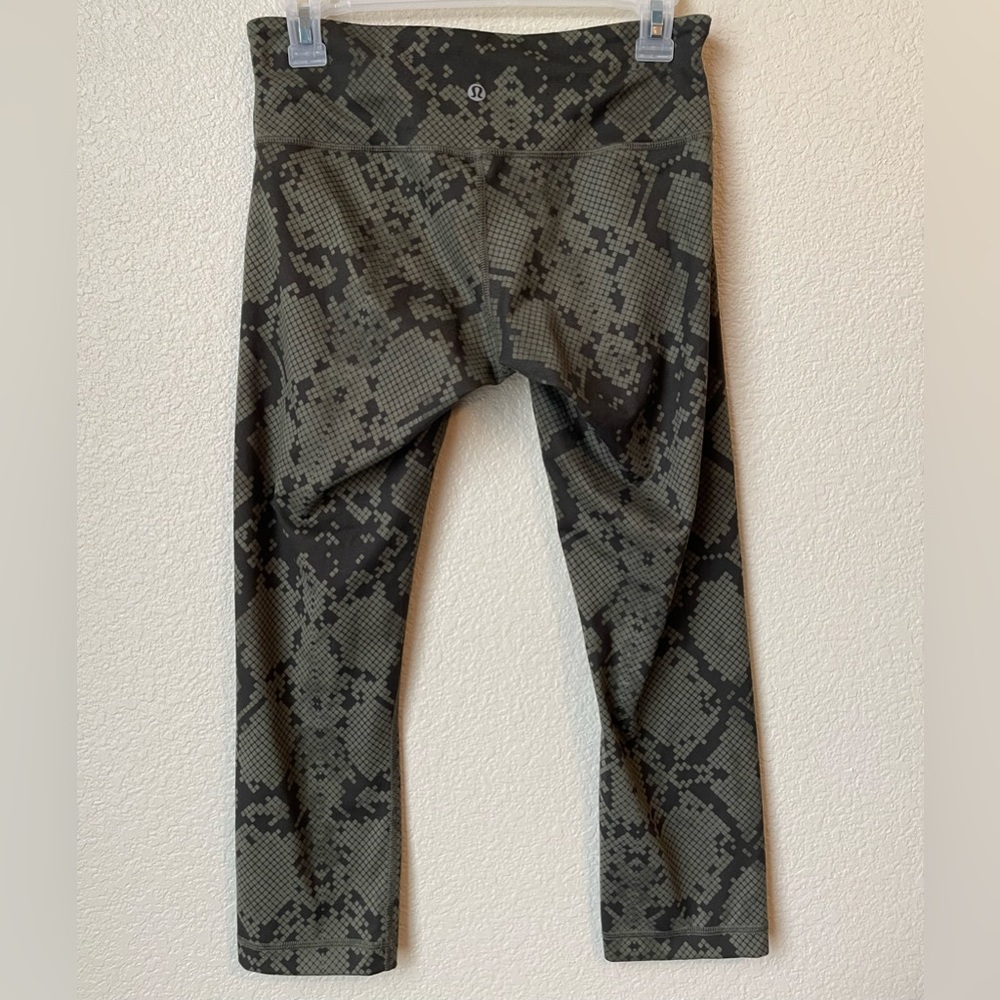 Lululemon Snakeskin Capri Size 6